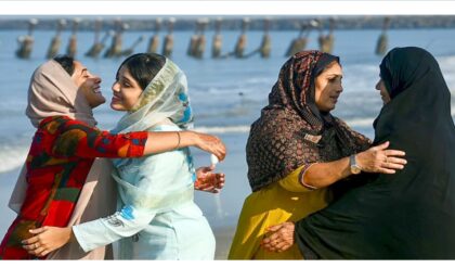 শনিবারই খুশির ইদ! চাঁদ দেখা দিতেই শেষ মুহূর্তে কলকাতা-দিল্লিতে জনজোয়ার