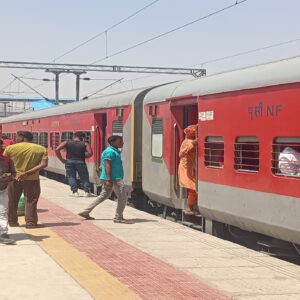 মোদির রাজ্যে রান্নার গ্যাসের হাহাকার! সিলিন্ডারের জন্য দীর্ঘ লাইন উসকে দিল বিভীষিকাময় কোভিডের স্মৃতি