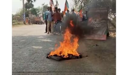 প্রার্থী তালিকা বেরোতেই বিজেপিতে বিদ্রোহ! জেলায় জেলায় বিক্ষোভ, ভাঙচুর ও দলীয় কার্যালয়ে তালা। ২. “ভূমিপুত্র চাই, বহিরাগত নয়!” প্রার্থী অপছন্দ হওয়ায় রণক্ষেত্র একাধিক জেলা, অস্বস্তিতে গেরুয়া শিবির