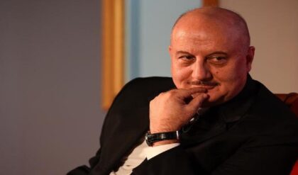 মাথা ভর্তি চুলের লোভনীয় অফার, মিলত মোটা টাকাও! কেন হেয়ার ট্রান্সপ্ল্যান্টে ‘না’ অনুপম খেরের?