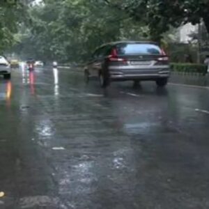 প্যাচপ্যাচে গরম নয়, বসন্তেই ফিরল ‘জানুয়ারি’! রাতভর বৃষ্টিতে একধাক্কায় তলানিতে তাপমাত্রা, কাঁপছে কলকাতা?