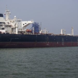 সমুদ্রে টানটান উত্তেজনা! ইরানের ‘চোখ রাঙানি’ এড়িয়ে কীভাবে সীমান্ত পেরোল জাগ ভাসন্ত ও পাইন গ্যাস?