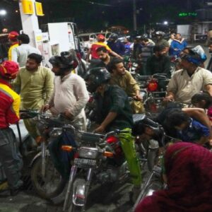 ‘দেউলিয়া’ হওয়ার পথে পাকিস্তান! ইরান-ইজরায়েল যুদ্ধের কোপে পেট্রোল-ডিজেলের দামে আগুন