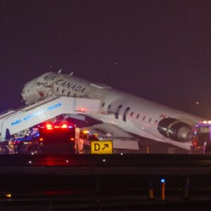 টারম্যাকেই সংঘর্ষ! তাসের ঘরের মতো ভেঙে পড়ল বিমান, ২ পাইলটের প্রাণহানিতে শোকের ছায়া