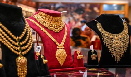 কলকাতায় সোনার দামে হঠাৎ চমক! আজ কিনতে কত খরচ? জেনে নিন বুধবারের লেটেস্ট রেট!