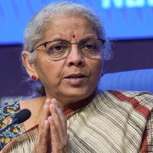 পেট্রল-ডিজ়েলে একধাক্কায় ১০ টাকা কম! মধ্যবিত্তের পকেটে স্বস্তি দিতে কেন এই বড় সিদ্ধান্ত নির্মলার?