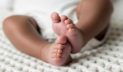 মর্মান্তিক! খিদের জ্বালায় ছটফট করতে করতে চিরতরে ঘুমিয়ে পড়ল একরত্তি, সমাজ ও প্রশাসনের গাফিলতি?