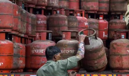 সিলিন্ডার পেতে আর চিন্তা নেই! মোদি সরকারের বড় সিদ্ধান্তে কি এবার কমবে গ্যাসের হাহাকার?