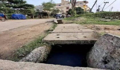 ৩০ ঘণ্টার রুদ্ধশ্বাস খোঁজ, শেষে মিলল কাদামাখা নিথর দেহ! খোলা নর্দমা কি এবার মরণফাঁদ?