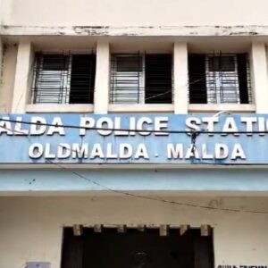 মালদায় উদ্ধার আগ্নেয়াস্ত্র! কংগ্রেস নেতার গাড়ি ঘিরে হুলুস্থুল, ষড়যন্ত্র নাকি অন্য কিছু? উত্তপ্ত জেলা