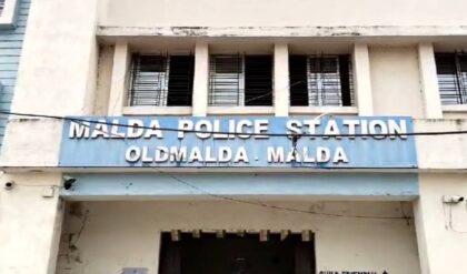 মালদায় উদ্ধার আগ্নেয়াস্ত্র! কংগ্রেস নেতার গাড়ি ঘিরে হুলুস্থুল, ষড়যন্ত্র নাকি অন্য কিছু? উত্তপ্ত জেলা