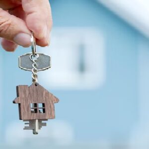 বড় বাড়ি ছেড়ে হোটেলের ঘরে সংসার! বছরে ১১ লক্ষ টাকা বাঁচাতে দম্পতির আজব কাণ্ড