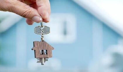 বড় বাড়ি ছেড়ে হোটেলের ঘরে সংসার! বছরে ১১ লক্ষ টাকা বাঁচাতে দম্পতির আজব কাণ্ড