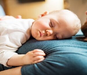 শুধু মা নন, বাবাও ভোগেন ‘পোস্টপার্টাম ডিপ্রেশনে’! কেন নতুন বাবাদের মনের খবর কেউ রাখে না?