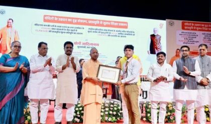 ছাত্রছাত্রীদের বড় উপহার যোগী সরকারের! ২৮ লক্ষ পড়ুয়ার অ্যাকাউন্টে ঢুকল ৩,৩৫০ কোটি টাকা