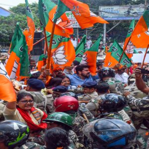 বস্তাভর্তি ফর্ম-৬ ঘিরে ধুন্ধুমার! নির্বাচন কমিশনের দোরগোড়ায় হাতাহাতিতে জড়াল তৃণমূল-বিজেপি