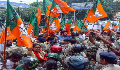 বস্তাভর্তি ফর্ম-৬ ঘিরে ধুন্ধুমার! নির্বাচন কমিশনের দোরগোড়ায় হাতাহাতিতে জড়াল তৃণমূল-বিজেপি