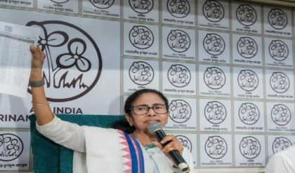 পুরসভায় কড়া নজর মমতার! কাউন্সিলরদের ভবিষ্যৎ মনে করিয়ে দিয়ে নজিরবিহীন হুঁশিয়ারি তৃণমূলের