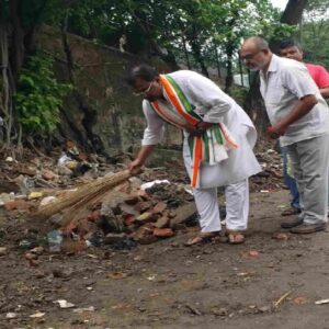 মানিকতলায় ‘ঝাঁটা’ হাতে রণংদেহি কংগ্রেস প্রার্থী! ভোট প্রচারে এ কেমন সাফাই অভিযান সুমনের?