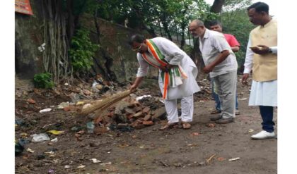 মানিকতলায় ‘ঝাঁটা’ হাতে রণংদেহি কংগ্রেস প্রার্থী! ভোট প্রচারে এ কেমন সাফাই অভিযান সুমনের?