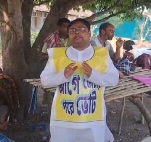 প্রচার ফেলে মানুষের দুয়ারে! কৃষ্ণনগর দক্ষিণে ভোট নয়, ভোটারদের ‘ভবিষ্যৎ’ খুঁজছেন আব্দুর রহিম