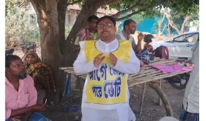 প্রচার ফেলে মানুষের দুয়ারে! কৃষ্ণনগর দক্ষিণে ভোট নয়, ভোটারদের ‘ভবিষ্যৎ’ খুঁজছেন আব্দুর রহিম