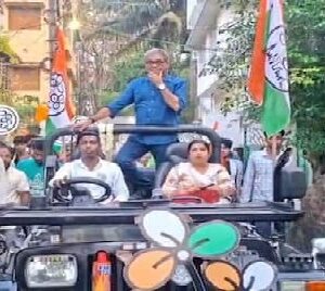 খড়দায় মেজাজ হারালেন গৃহবধূ! প্রচারের মাঝেই গাড়ি থামিয়ে তৃণমূল প্রার্থী দেবদ্বীপকে ‘ক্লাস’ নিলেন মহিলা