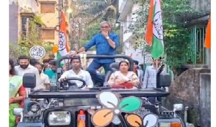 খড়দায় মেজাজ হারালেন গৃহবধূ! প্রচারের মাঝেই গাড়ি থামিয়ে তৃণমূল প্রার্থী দেবদ্বীপকে ‘ক্লাস’ নিলেন মহিলা