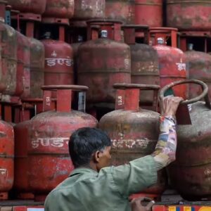 কমছে গ্যাসের ওজন, কিন্তু দাম কি একই থাকবে? মধ্যপ্রাচ্য যুদ্ধের আবহে বড় সিদ্ধান্ত নিতে চলেছে তেল সংস্থাগুলি