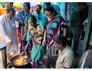 ভোটের ময়দানে ‘চপ-শিল্প’! কড়াইয়ে হাতা খুন্তি নাড়লেন তৃণমূল প্রার্থী, অভিনব প্রচারে মাতোয়ারা ভোটাররা