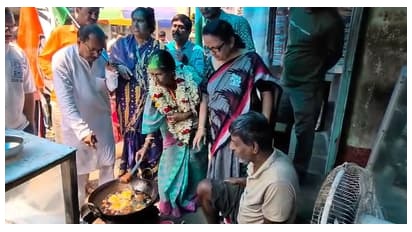 ভোটের ময়দানে ‘চপ-শিল্প’! কড়াইয়ে হাতা খুন্তি নাড়লেন তৃণমূল প্রার্থী, অভিনব প্রচারে মাতোয়ারা ভোটাররা
