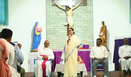 “ভোটের আগে হঠাৎ গির্জায় মমতা!”-উত্তরবঙ্গের ১২ আসনে জয়ের চাবিকাঠি কি তবে খ্রিস্টান ভোট?