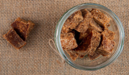 রক্তাল্পতায় ভুগছেন? চিনির বদলে গুড় খেলেই মিলবে জাদুকরী সমাধান!