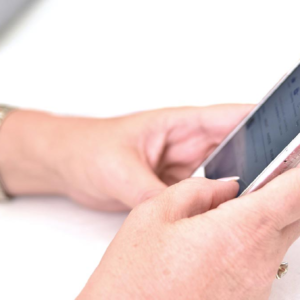 সারাক্ষণ স্মার্টফোনে বুঁদ? নেশা কাটাতে মেনে চলুন এই ৫টি জাদুকরী টিপস!