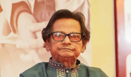 ৮২ বছরে ফ্লোরে ফিরছেন কিংবদন্তি পরিচালক! জন্মদিনের আগেই উপহার প্রভাত রায়ের