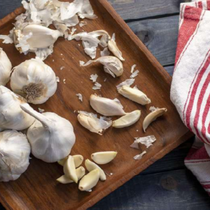 রসুনের খোসা ছাড়াতে আর ঘণ্টার পর ঘণ্টা সময় নষ্ট নয়! মাত্র ১০ সেকেন্ডের এই ম্যাজিক ট্রিকটি কি জানেন?