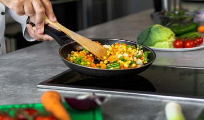 নন-স্টিক বাসনে রান্না করছেন? সাবধান! অজান্তেই কি খাবারের সঙ্গে মিশছে বিষ?