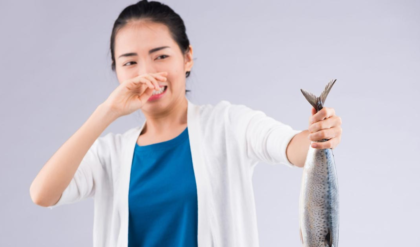 মাছ কাটার পর হাতে আঁশটে গন্ধ? সাবানেও কাজ হচ্ছে না? এই ১টি ঘরোয়া টোটকায় নিমেষেই হবে কেল্লাফতে!