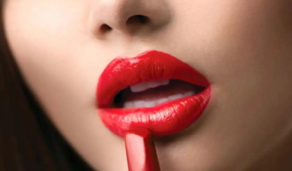 প্রিয় লিপস্টিকটি ভেঙে দু’টুকরো? ডাস্টবিনে ফেলার আগে এই জাদুকরী ট্রিকসটি দেখে নিন!