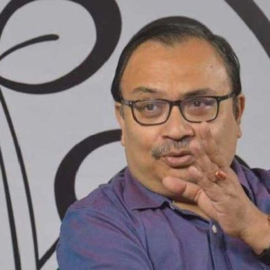 ‘আমি কি চাকর?’ টিকিট বিভ্রাটের মাঝেই বেলেঘাটায় কুণাল ঘোষের মুখে কার আশীর্বাদ?