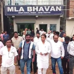 ‘বিপুল টাকার কাছে হেরে গেলাম’, প্রার্থী হতে না পেরে কান্নায় ভেঙে পড়লেন তৃণমূলের ৪ বারের বিধায়ক!