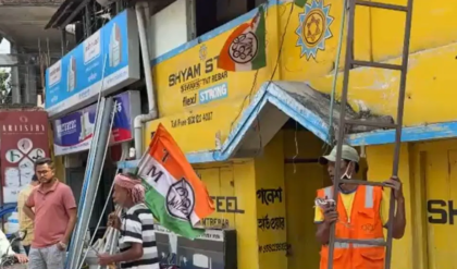 সরকারি জ্যাকেট গায়ে তৃণমূলের পতাকা! ধূপগুড়িতে নির্বাচনী বিধিকে বুড়ো আঙুল?