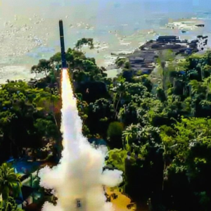 মাঝসমুদ্রে ব্রহ্মোসের গর্জন! মধ্যপ্রাচ্য সংকটের মাঝেই বিদেশি শক্তির হাতে ঘাতক যুদ্ধজাহাজ তুলে দিচ্ছে ভারত