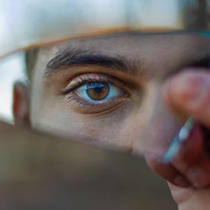 কাচ ভাঙা কি সত্যিই অমঙ্গল? বাস্তুশাস্ত্রে লুকিয়ে থাকা আসল রহস্য জানলে চমকে যাবেন!