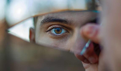 কাচ ভাঙা কি সত্যিই অমঙ্গল? বাস্তুশাস্ত্রে লুকিয়ে থাকা আসল রহস্য জানলে চমকে যাবেন!