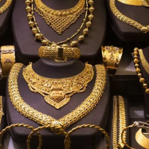 সোনার দামে ঐতিহাসিক ধস! এক ধাক্কায় ৭০০০ টাকা সস্তা, গয়না কেনার এটাই কি সেরা সময়?
