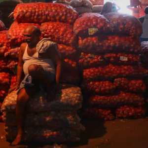 বাঁকুড়ায় ধুন্ধুমার! ৫ হাজার বস্তা জায়গা ফাঁকা রেখেই হিমঘর বন্ধের ঘোষণা, বিক্ষোভে ফেটে পড়লেন চাষিরা