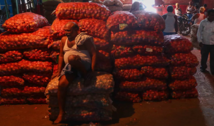 বাঁকুড়ায় ধুন্ধুমার! ৫ হাজার বস্তা জায়গা ফাঁকা রেখেই হিমঘর বন্ধের ঘোষণা, বিক্ষোভে ফেটে পড়লেন চাষিরা