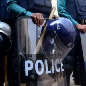 পুলিশের সামনেই রণক্ষেত্র জলপাইগুড়ি! বিজেপি প্রার্থী অনন্তদেবকে ঘিরে কেন এই তুমুল বিক্ষোভ?