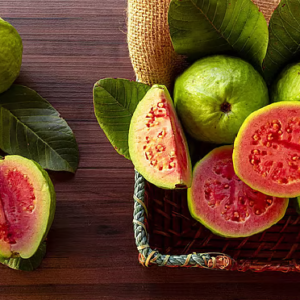 নামীদামী ফেসওয়াশ ভুলে যান! পেয়ারা পাতার জাদুকরী ব্যবহারে ত্বকে আসবে হিরের উজ্জ্বলতা